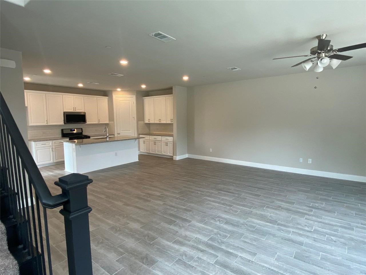 801 Ponds Edge Ln - Photo 2 of 24