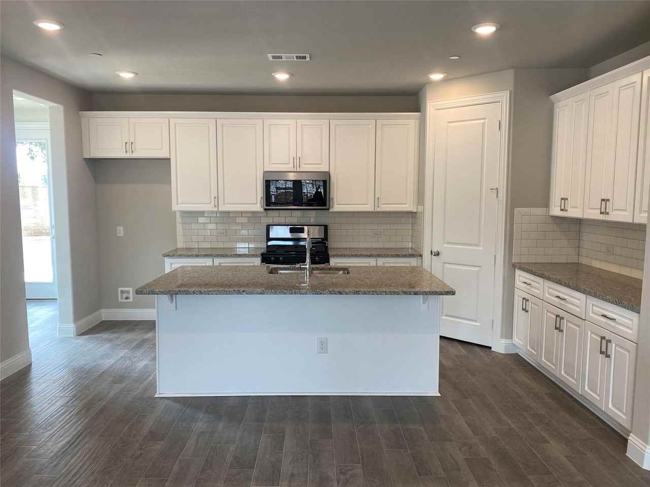 801 Ponds Edge Ln - Photo 6 of 24