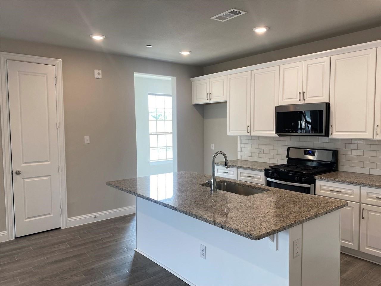 801 Ponds Edge Ln - Photo 7 of 24