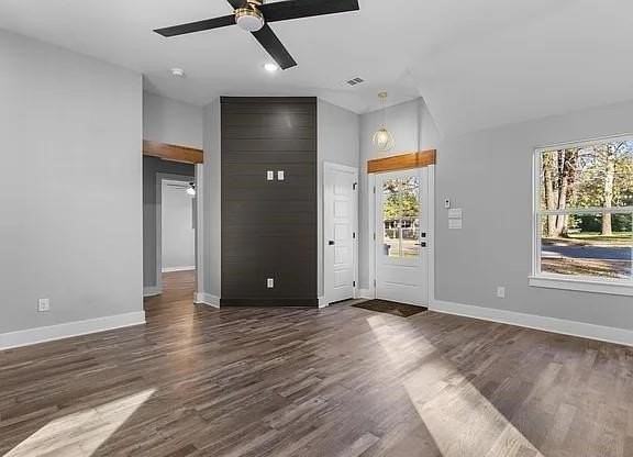 1204 Poplar St - Photo 3 of 7