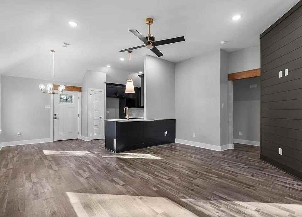 1204 Poplar St - Photo 4 of 7