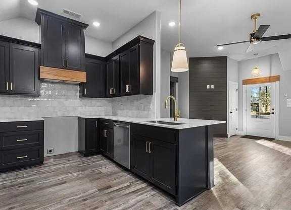 1204 Poplar St - Photo 5 of 7
