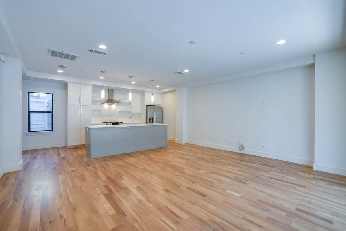 2127 Clark St #104 - Photo 6 of 24