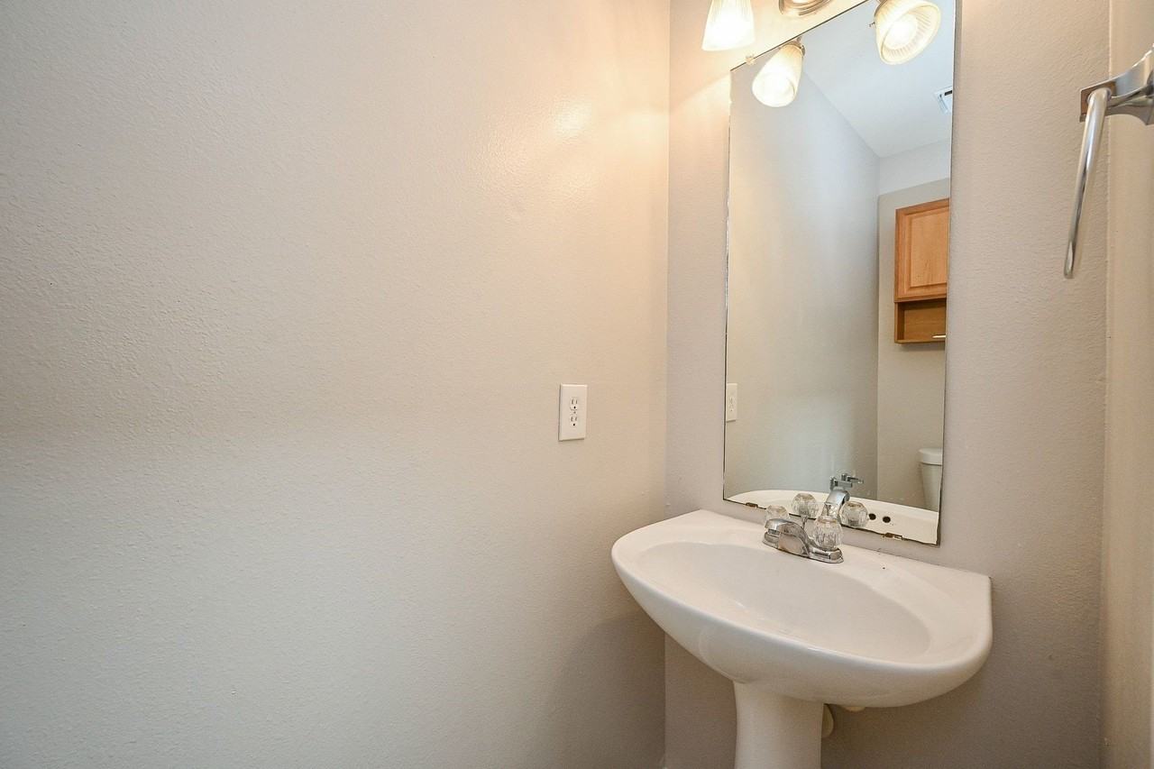 6127 Yorkglen Manor Ln - Photo 3 of 32