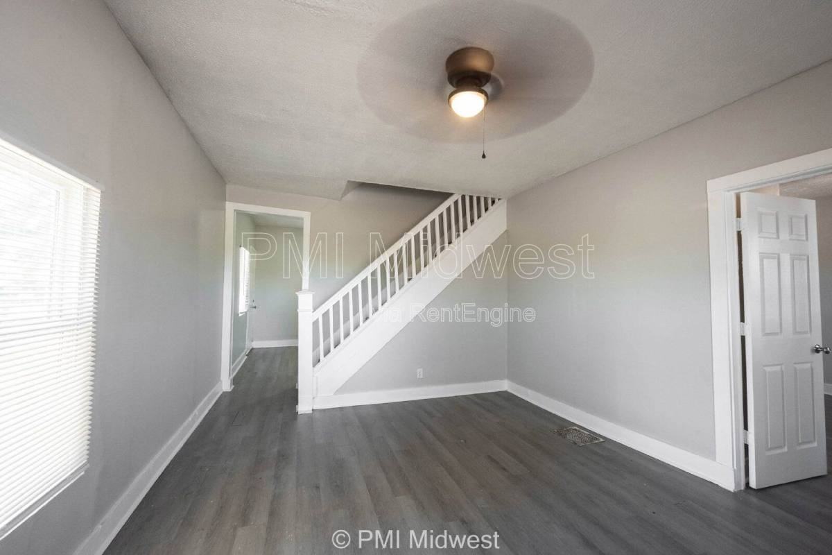 445 W 29th St - Photo 3 of 10