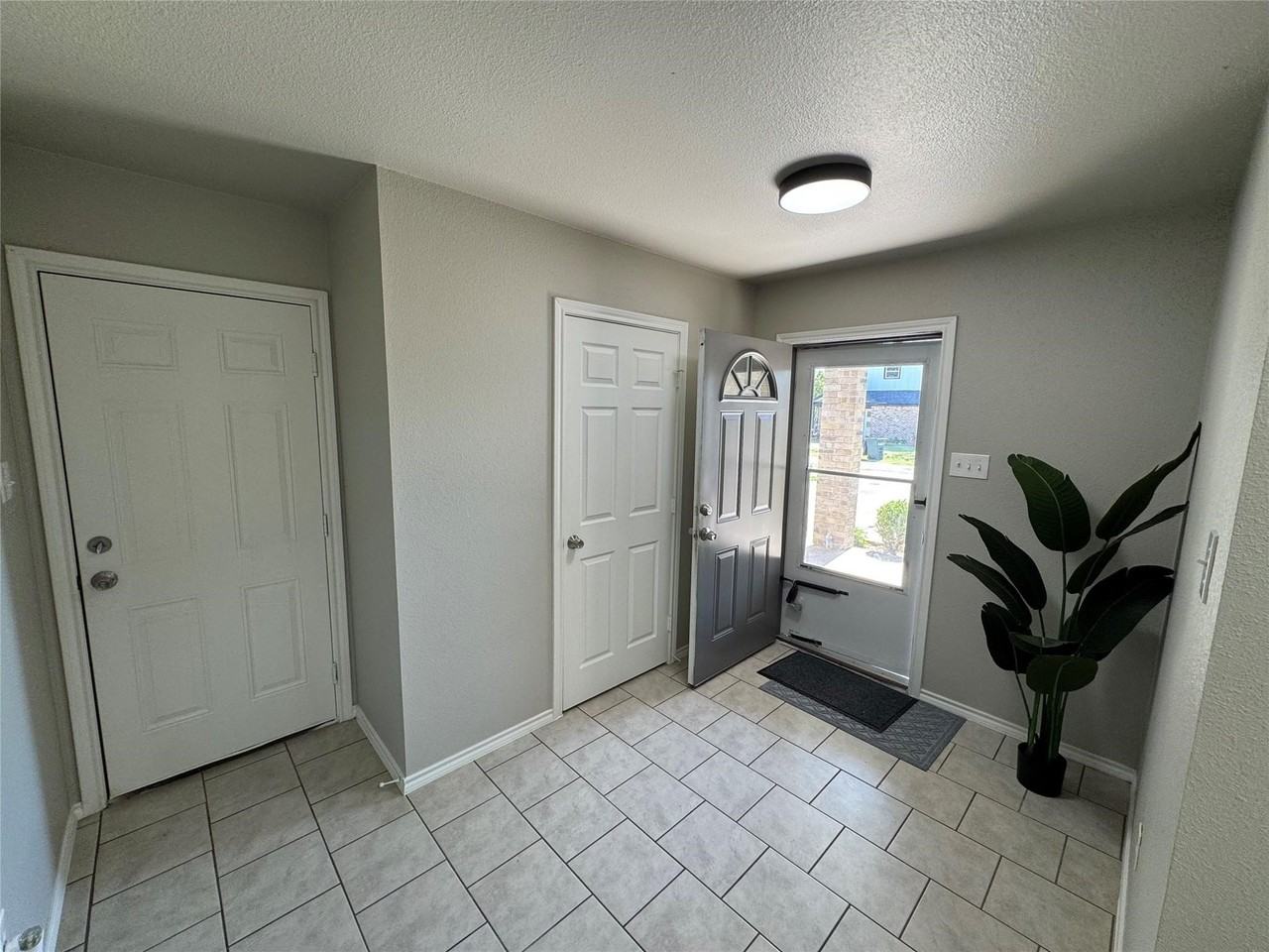 600 S Hattie St #B - Photo 3 of 16