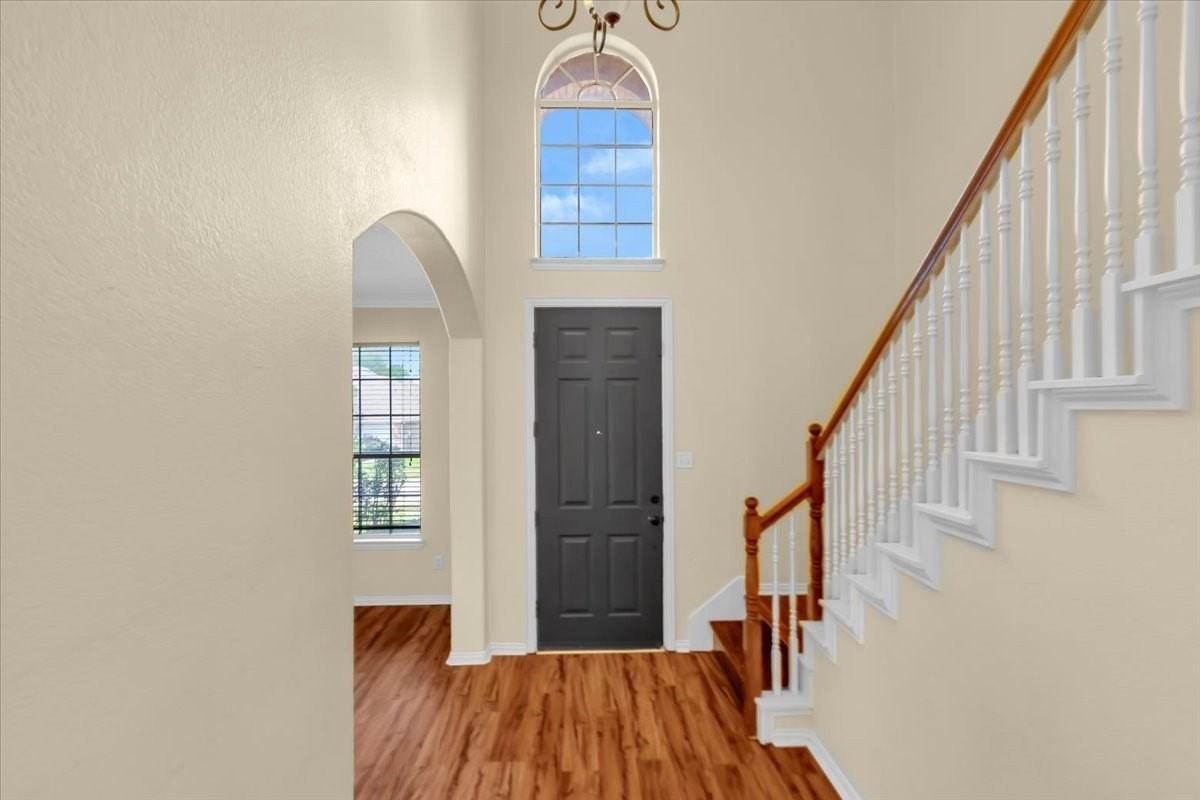 203 Lairds Dr - Photo 3 of 36