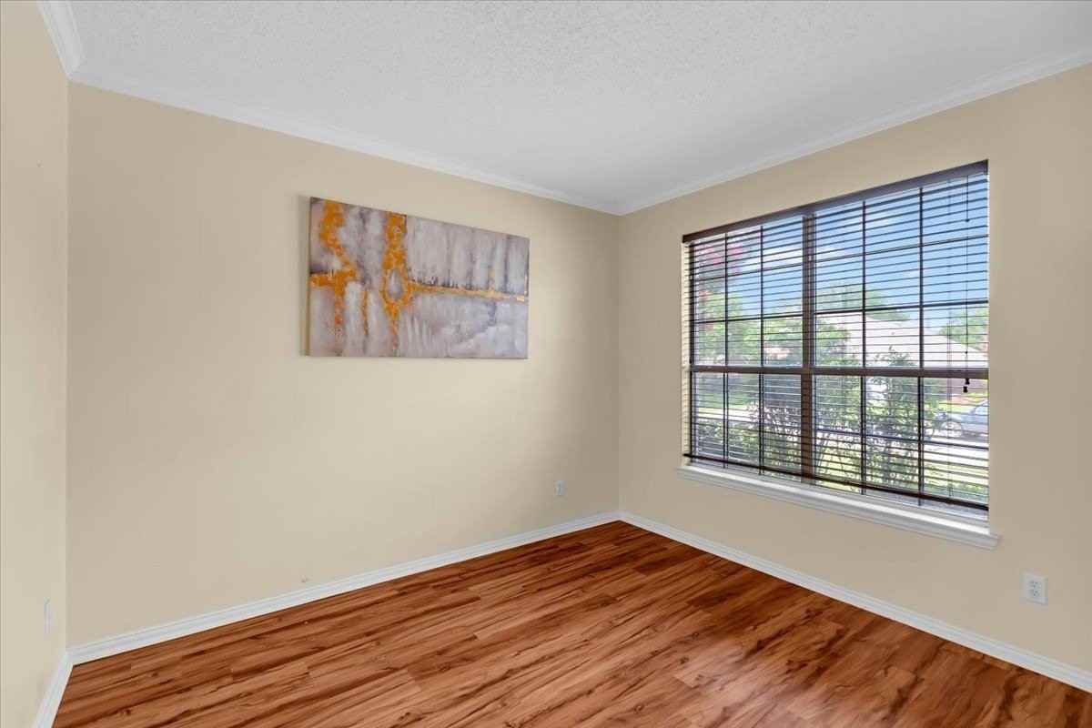 203 Lairds Dr - Photo 5 of 36
