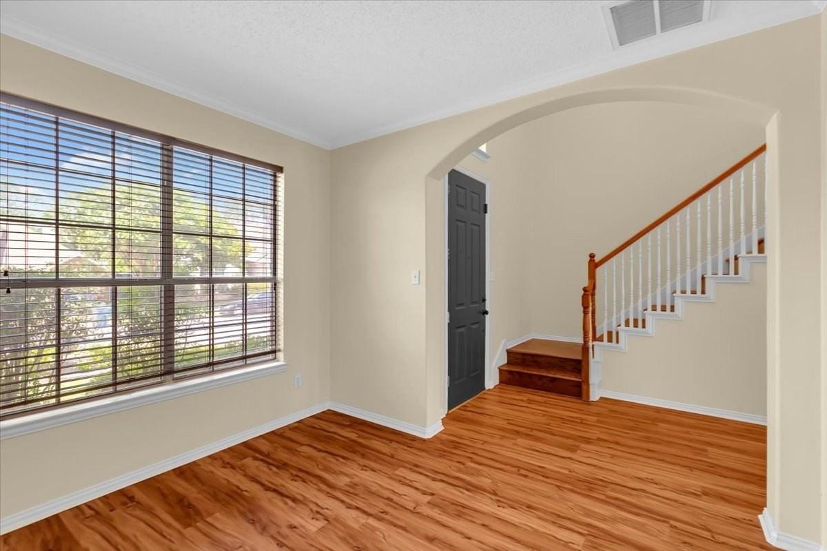 203 Lairds Dr - Photo 6 of 36