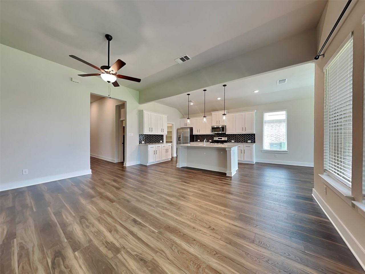 606 Taylor Dr - Photo 2 of 18