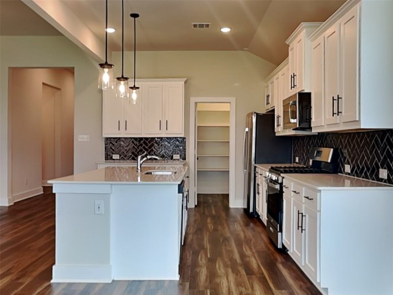 606 Taylor Dr - Photo 4 of 18