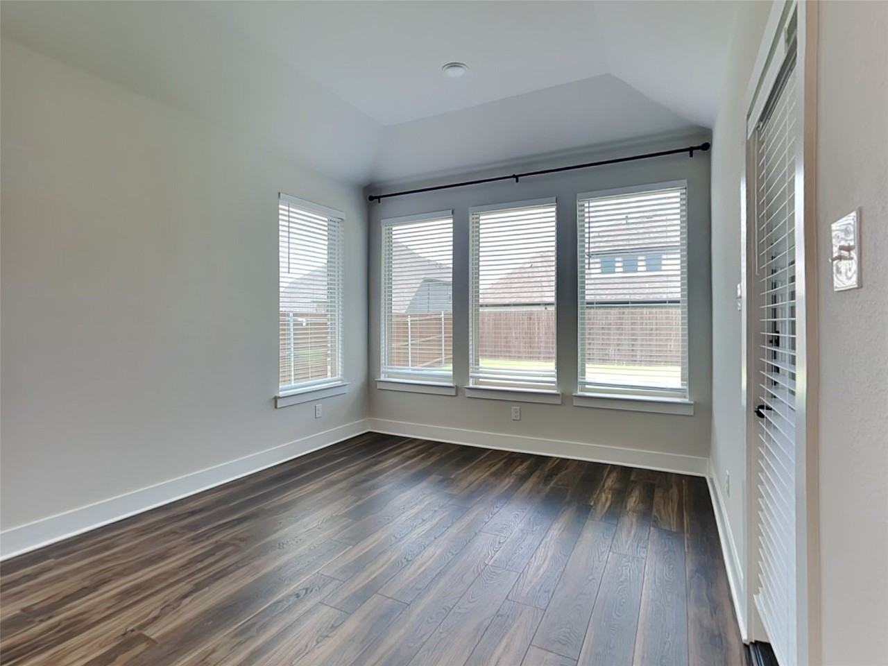 606 Taylor Dr - Photo 5 of 18