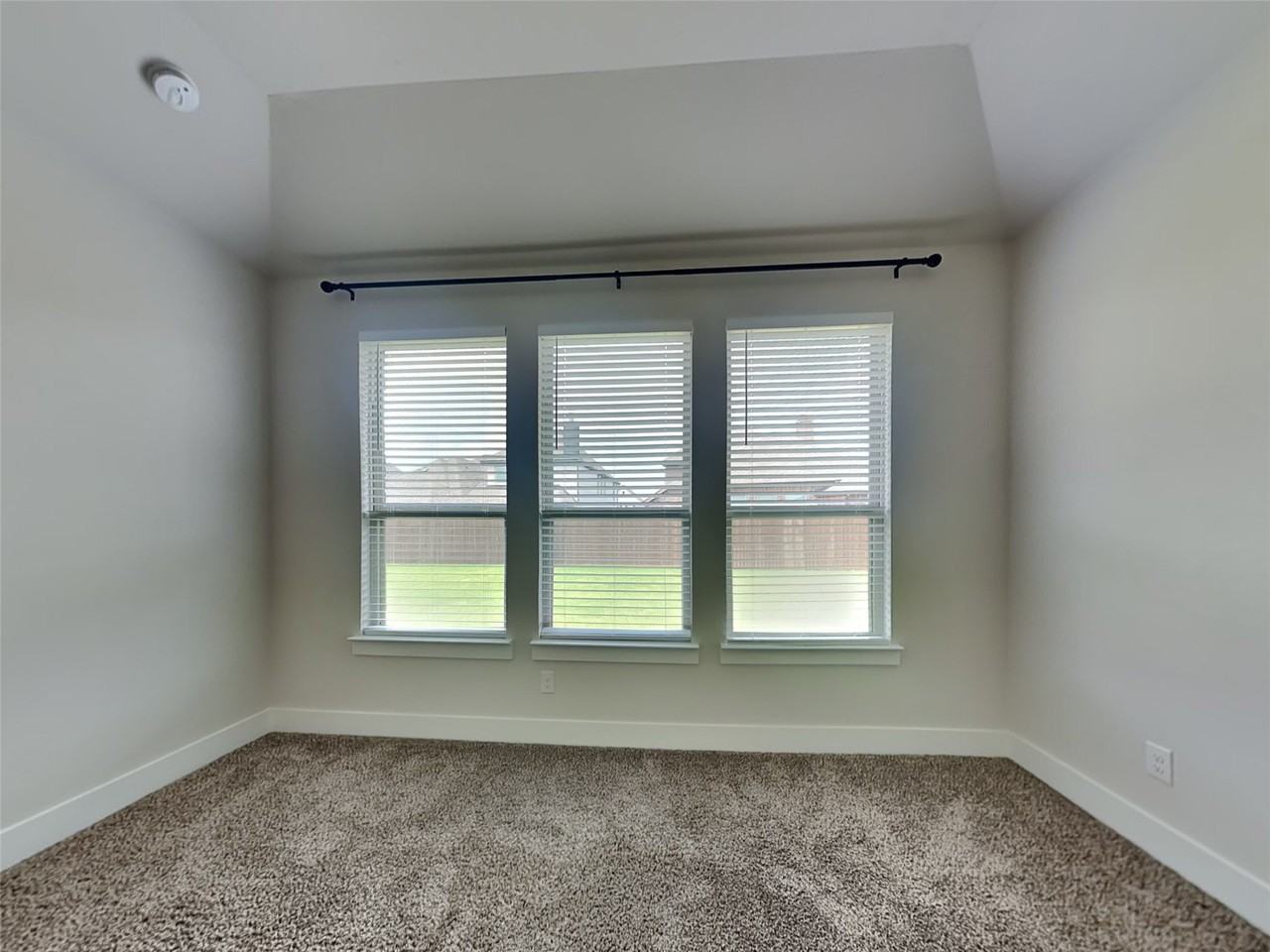 606 Taylor Dr - Photo 6 of 18