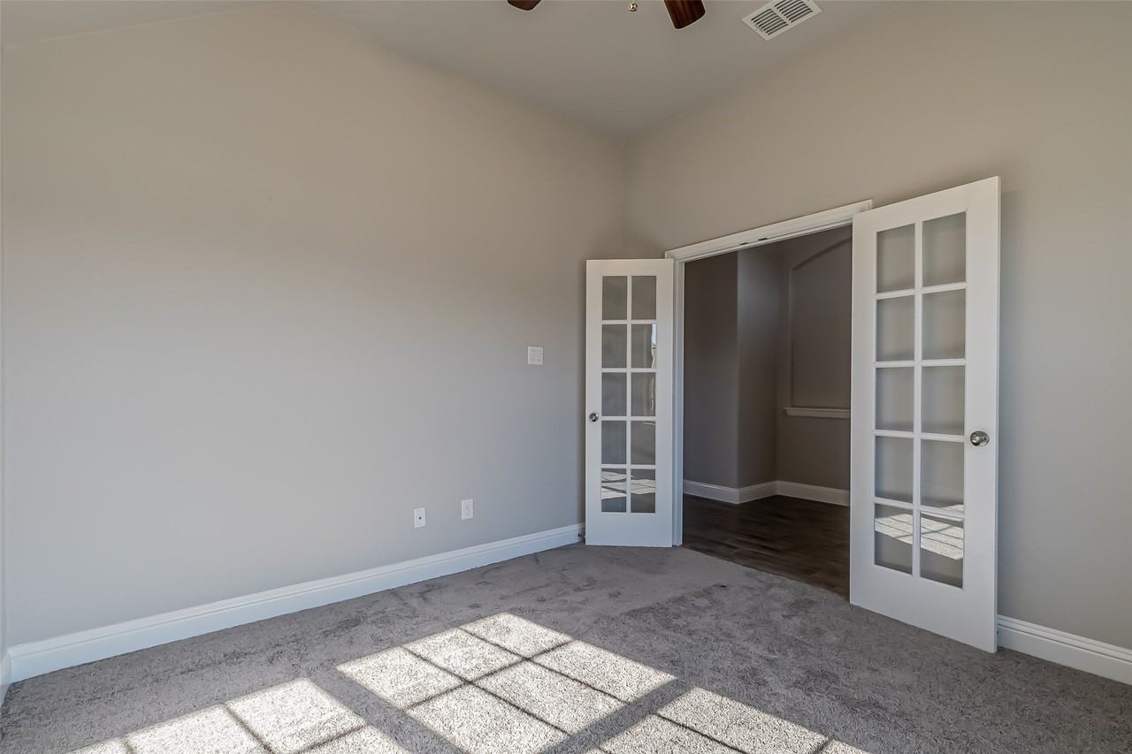 422 Oleander Dr - Photo 4 of 36