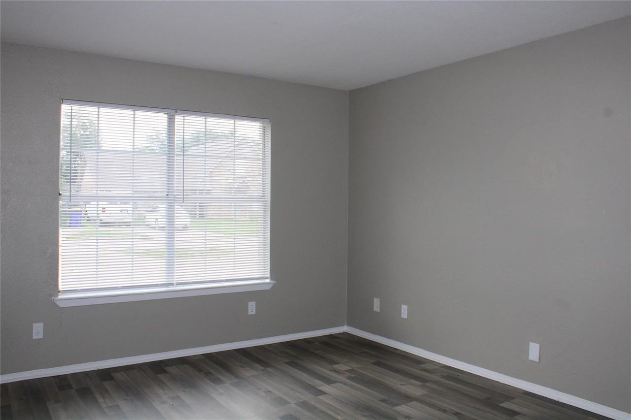 526 Glen Cove St #528 - Photo 6 of 14