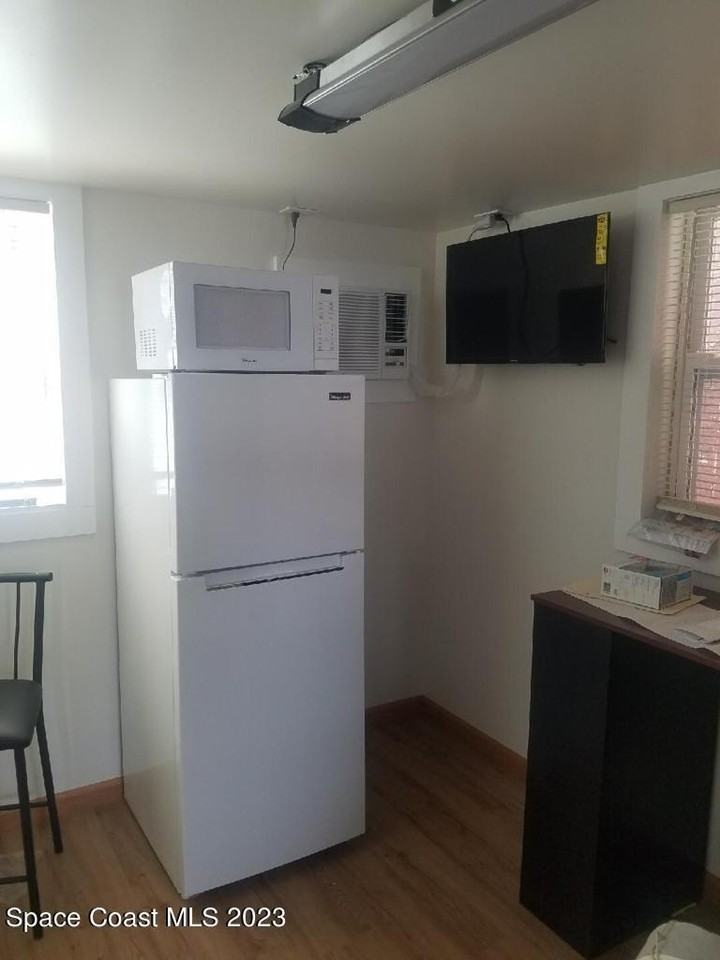 2206 Irwin St - Photo 4 of 13