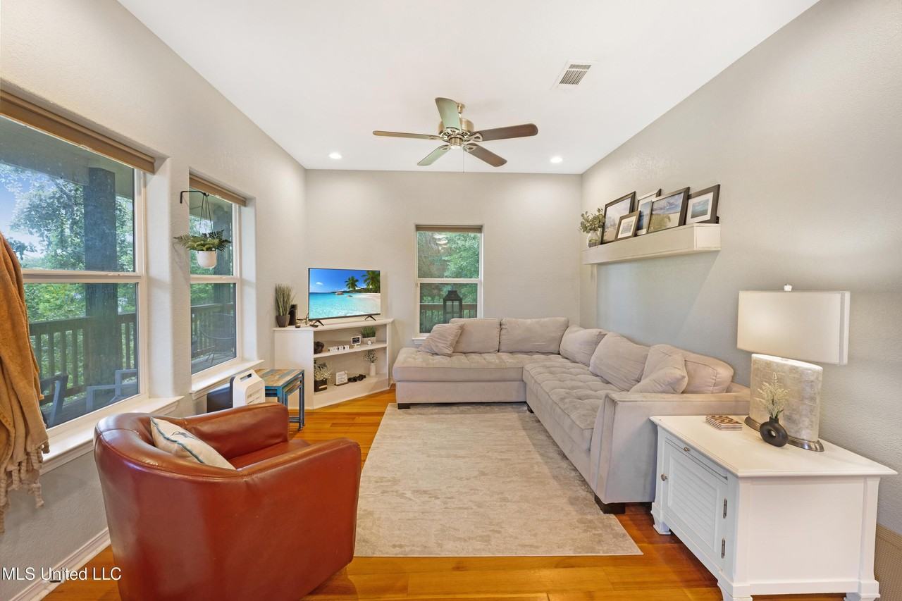 316 Fink St - Photo 2 of 19