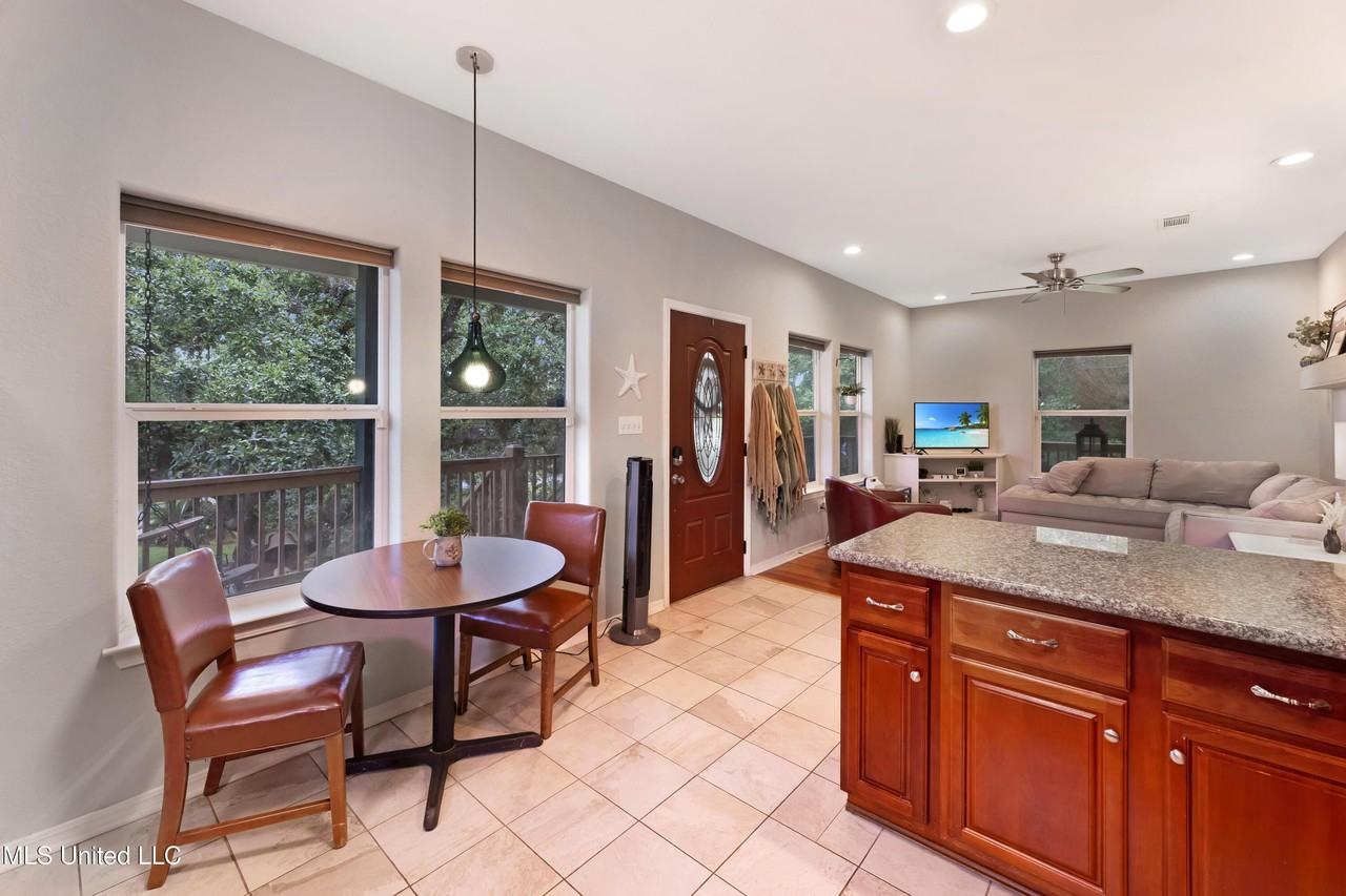 316 Fink St - Photo 6 of 19