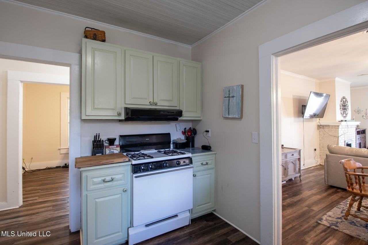 258 Querens Ave - Photo 6 of 20
