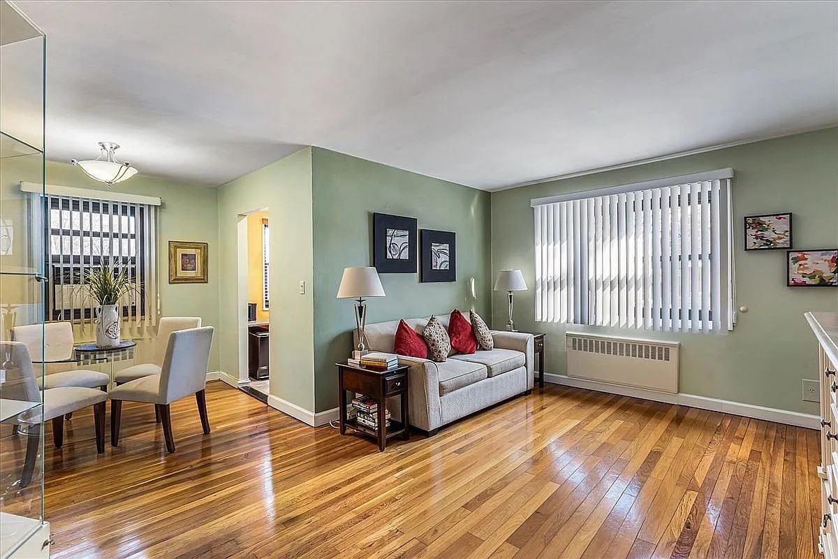 1528 160Th St - Photo 2 of 15