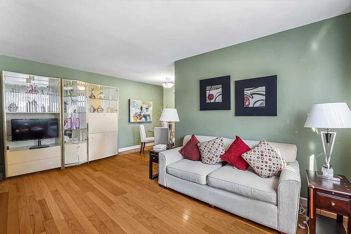 1528 160Th St - Photo 3 of 15