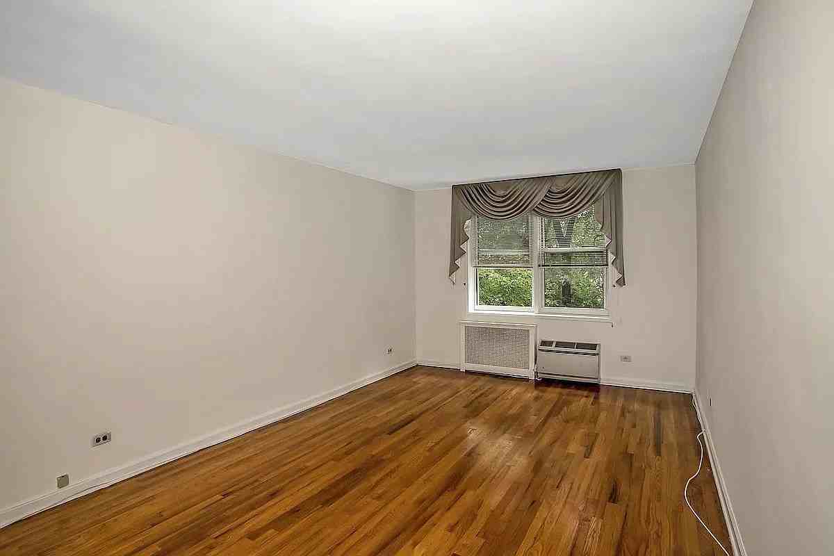 3185 Crescent St - Photo 2 of 15