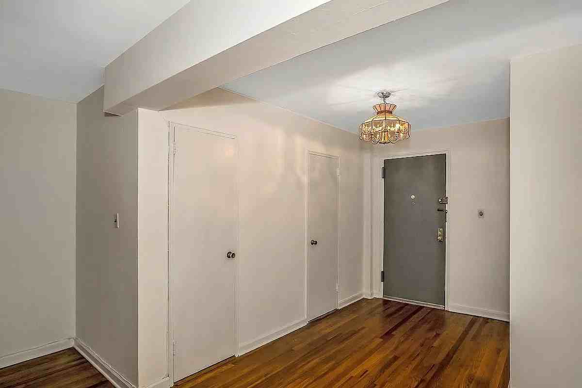 3185 Crescent St - Photo 3 of 15