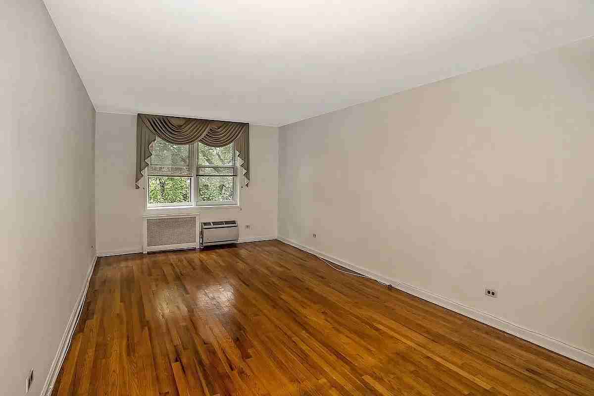 3185 Crescent St - Photo 4 of 15