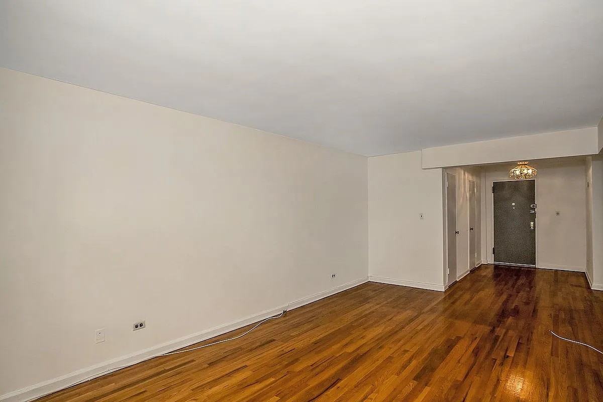 3185 Crescent St - Photo 5 of 15