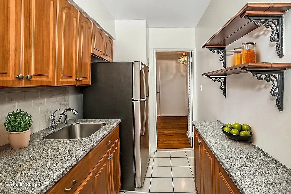 3185 Crescent St - Photo 7 of 15