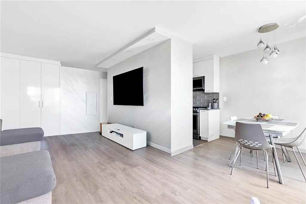 2944 W 5Th St - Photo 2 of 19