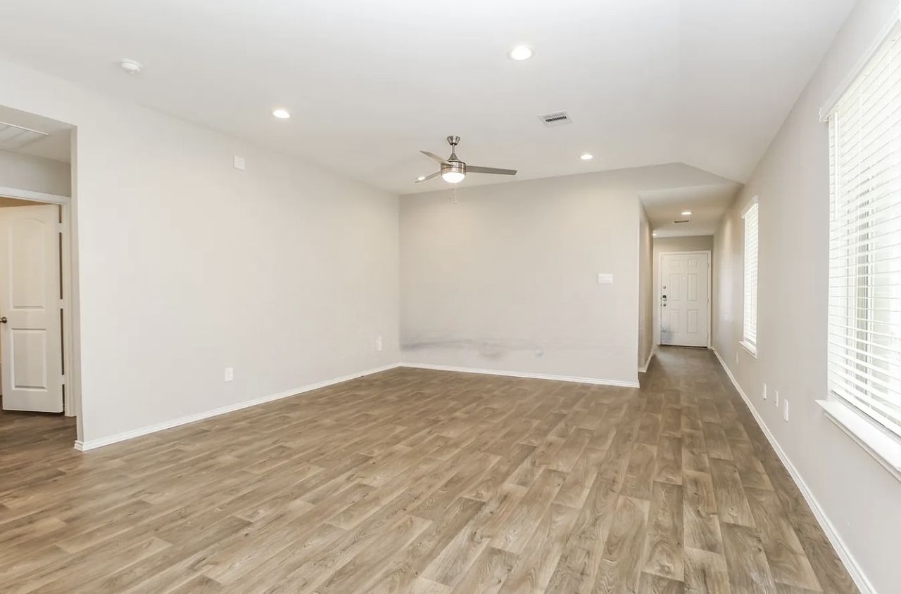 9946 Glenbrook Ln - Photo 3 of 6