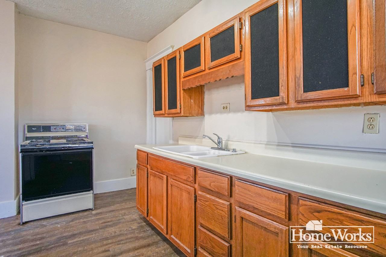 923 S 30th St - Photo 7 of 17