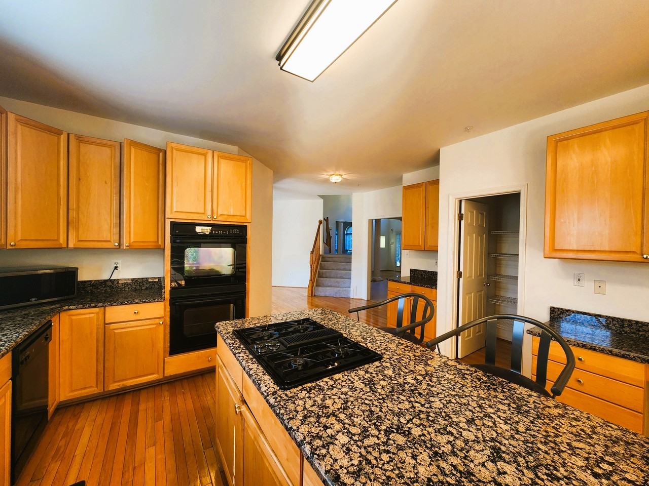 406 Clairborne St - Photo 4 of 39