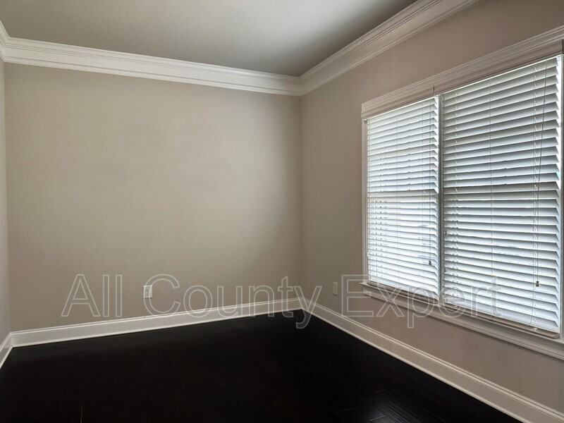 1674 Fairview Dr - Photo 6 of 30