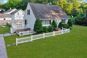 featured image of 208 Winnapaug Rd