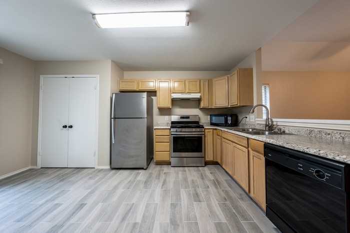 1607 Greening Way - Photo 2 of 20
