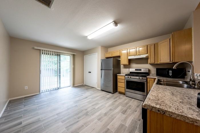 1607 Greening Way - Photo 3 of 20