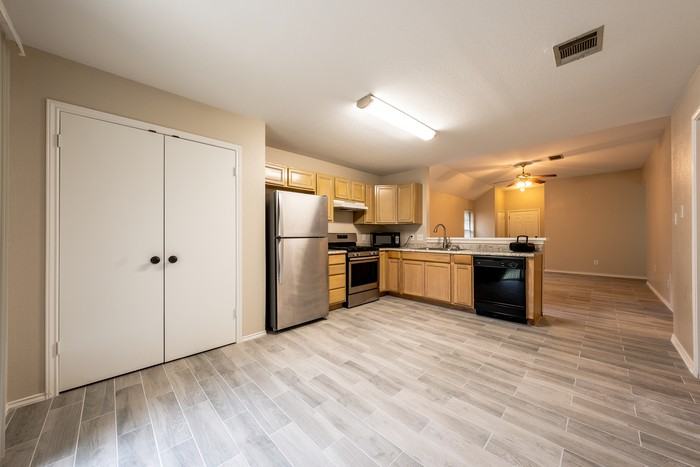 1607 Greening Way - Photo 4 of 20