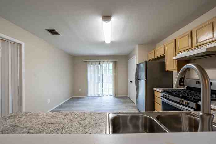 1607 Greening Way - Photo 5 of 20