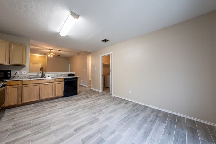 1607 Greening Way - Photo 7 of 20