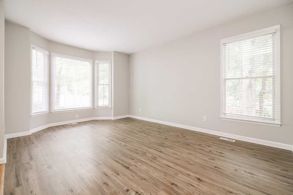 1004 Silverbell Ln - Photo 4 of 17