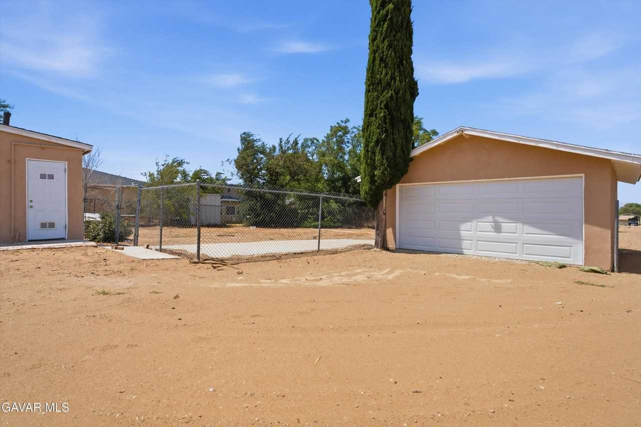 4851 W Avenue M8 - Photo 2 of 12