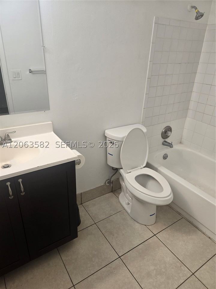 2450 Jackson St #D - Photo 4 of 7