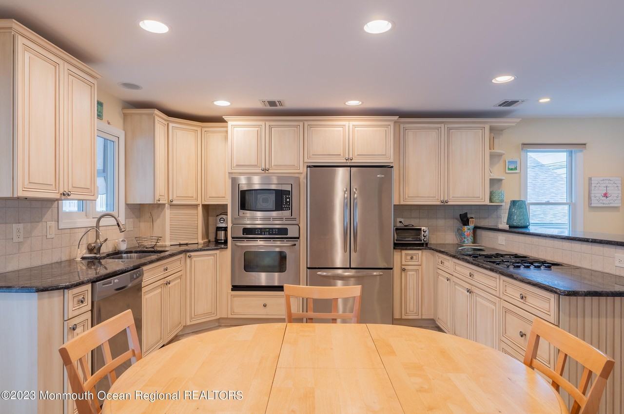 219 3rd Ave - Photo 6 of 27
