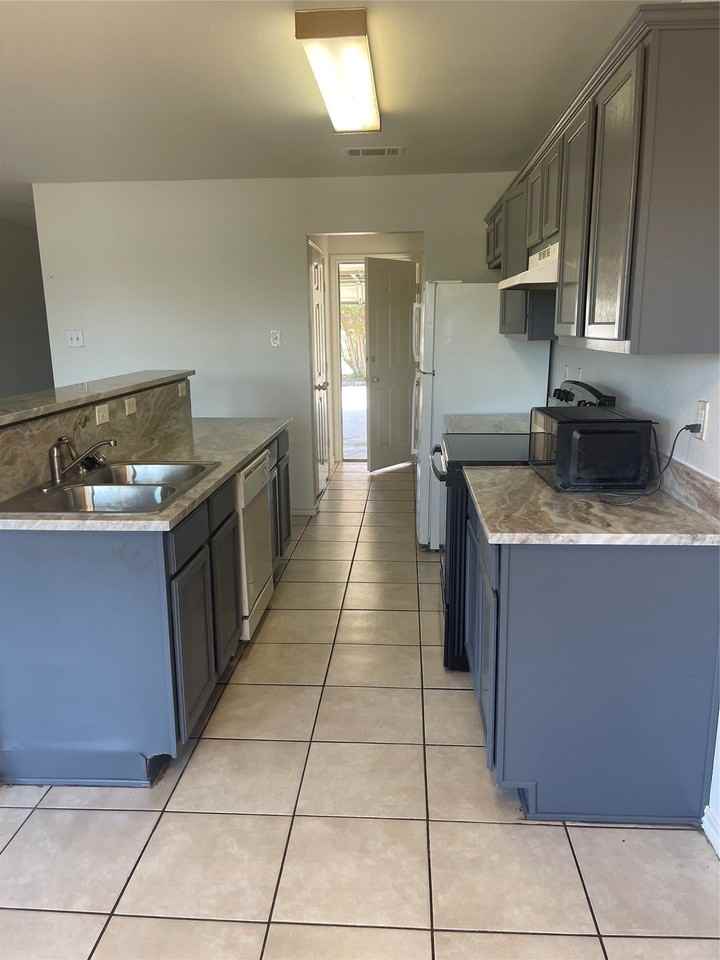 4600 Alamosa St - Photo 5 of 40