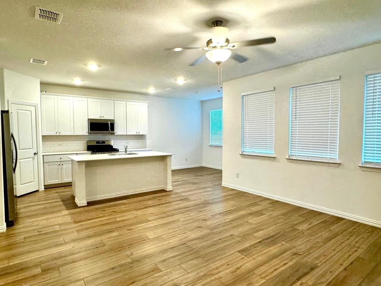 1012 Longleaf Ln - Photo 2 of 13