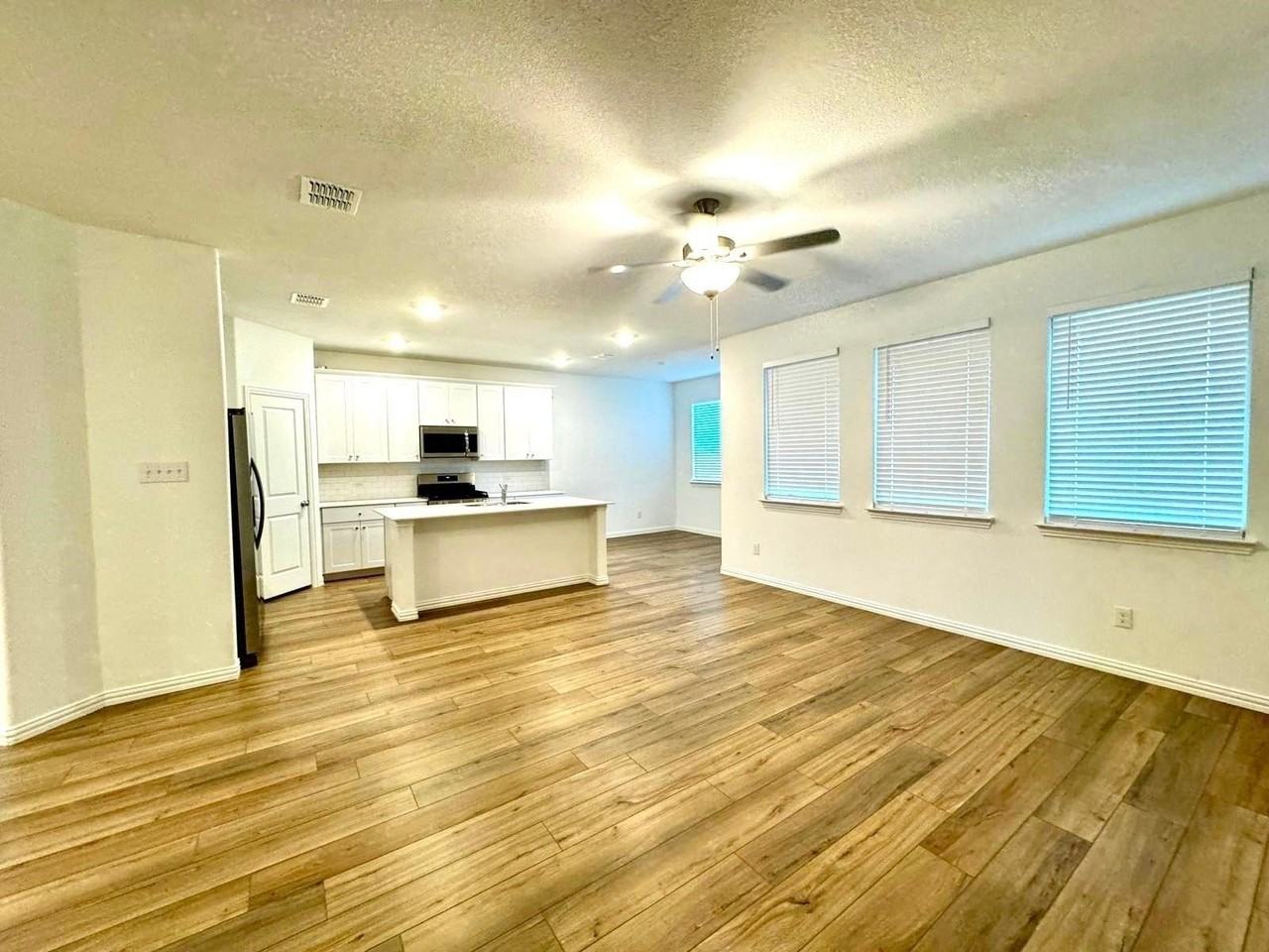 1012 Longleaf Ln - Photo 3 of 13