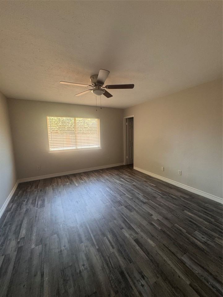 5528 Gibson Dr - Photo 3 of 9