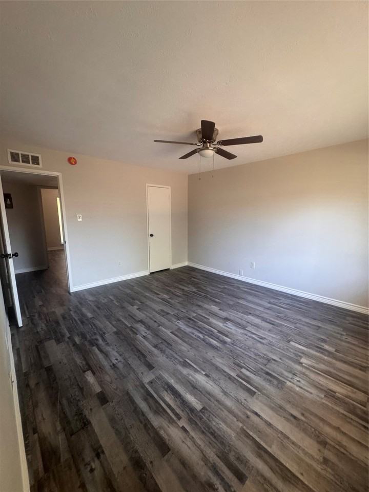 5528 Gibson Dr - Photo 4 of 9